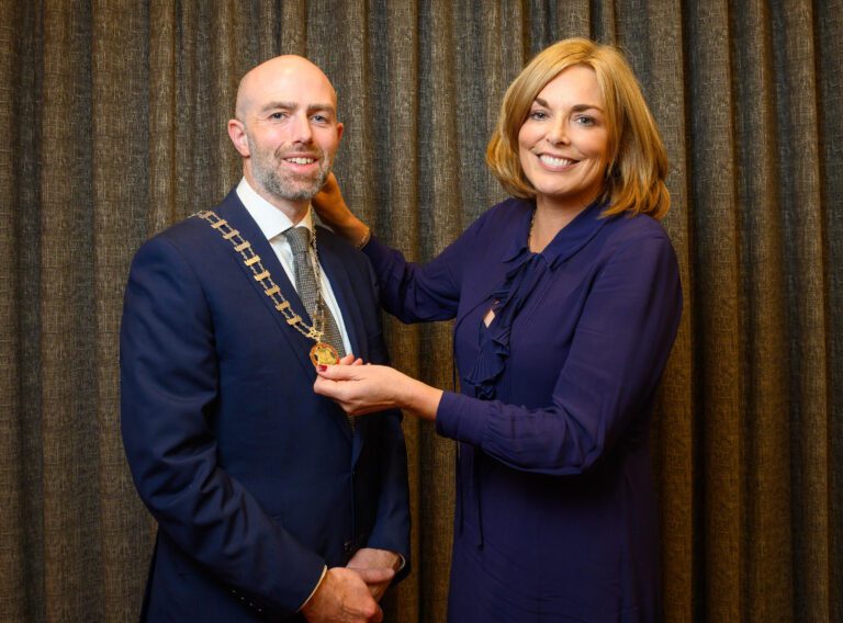(Outgoing President, Emma Meagher Neville handing over the chain of Office to John Fuller (Incoming SLA President) Photo by John Allen Photography Southern Law Association Council Event 2024